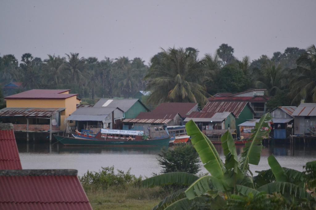 Отель Kampot Manor Экстерьер фото