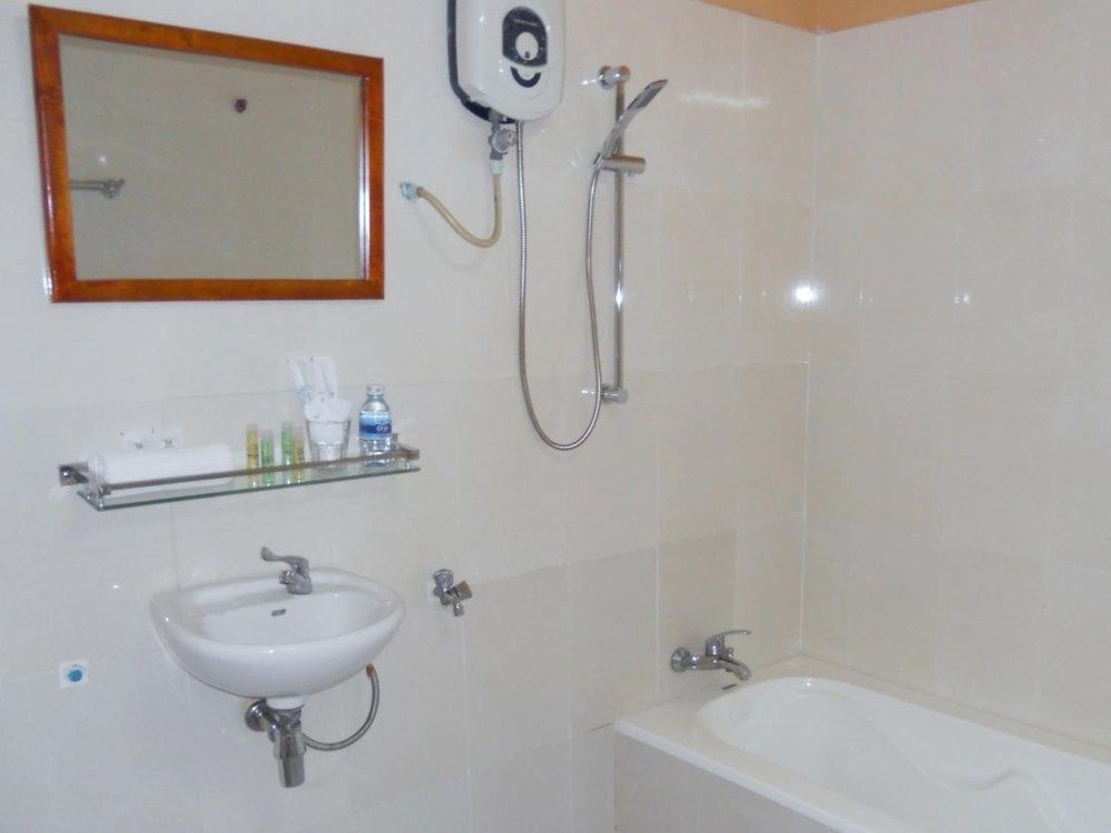 Отель Kampot Manor Экстерьер фото